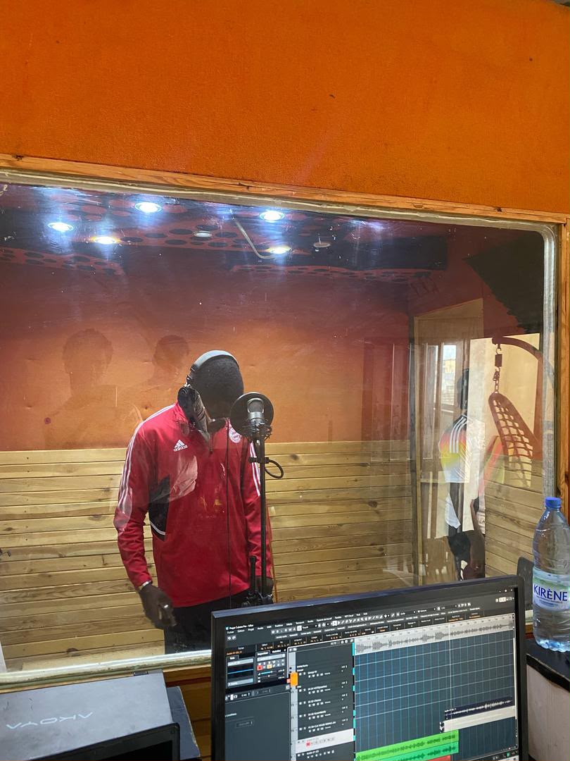 Dadinho devant un microphone au studio